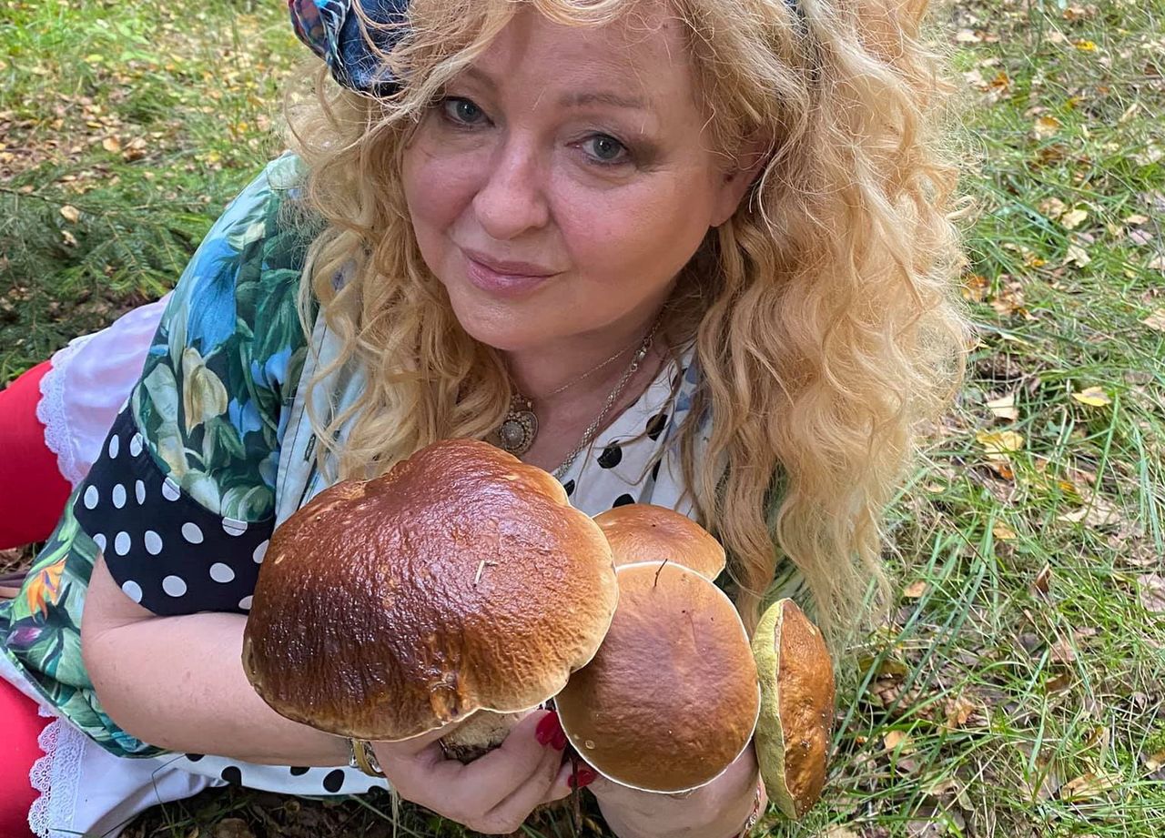 Magda Gessler pręży się na ściółce leśnej. Znalazła grzyby