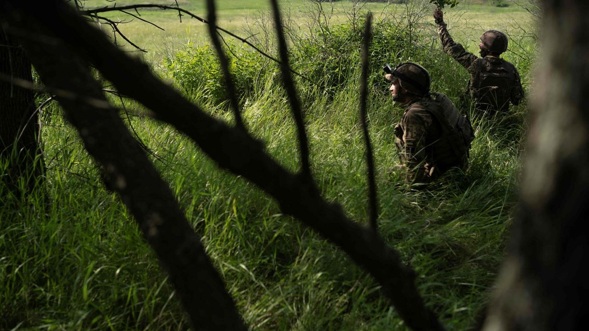 ?wiczenia wojskowe w Ukrainie
Soldiers from the Ukrainian 33rd Separate Mechanised Brigade call for a US M113 armoured vehicle during extraction training at an undisclosed location in eastern Ukraine on June 6, 2025, amid the Russian invasion of Ukraine. (Photo by Florent VERGNES / AFP)
FLORENT VERGNES