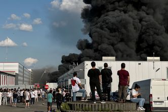 Pożar hali w Wólce Kosowskiej. Zapaliły się boksy z tekstyliami