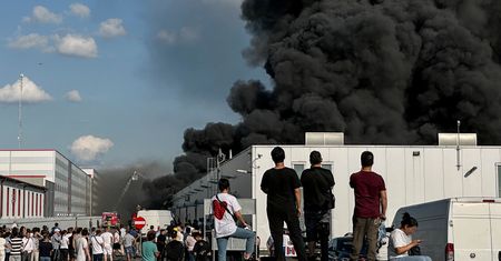 Pożar hali w Wólce Kosowskiej. Zapaliły się boksy z tekstyliami