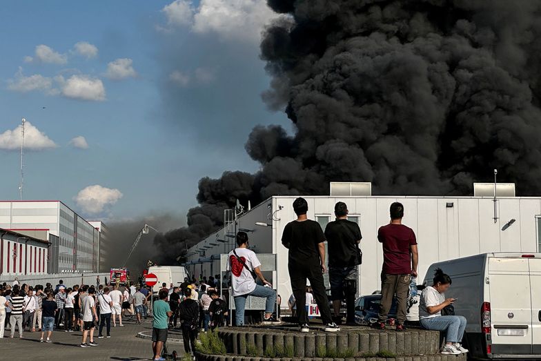 Pożar hali w Wólce Kosowskiej. Zapaliły się boksy z tekstyliami
