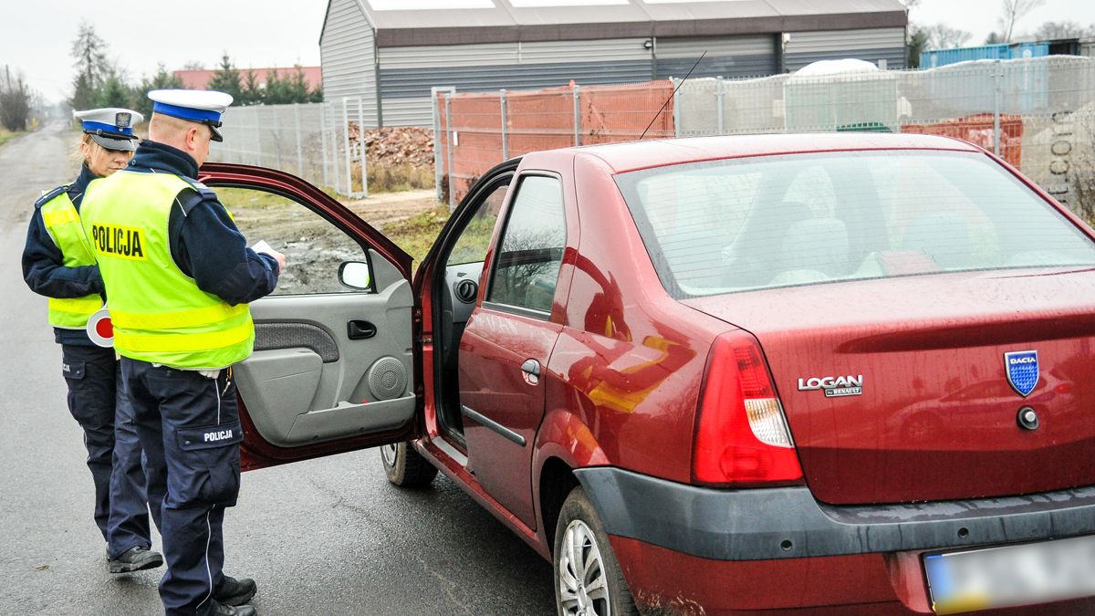Ręce na kierownicy aż do przyjścia policjanta. Będzie niemal jak na filmach.