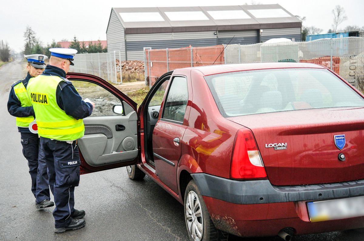 Ręce na kierownicy aż do przyjścia policjanta. Będzie niemal jak na filmach.