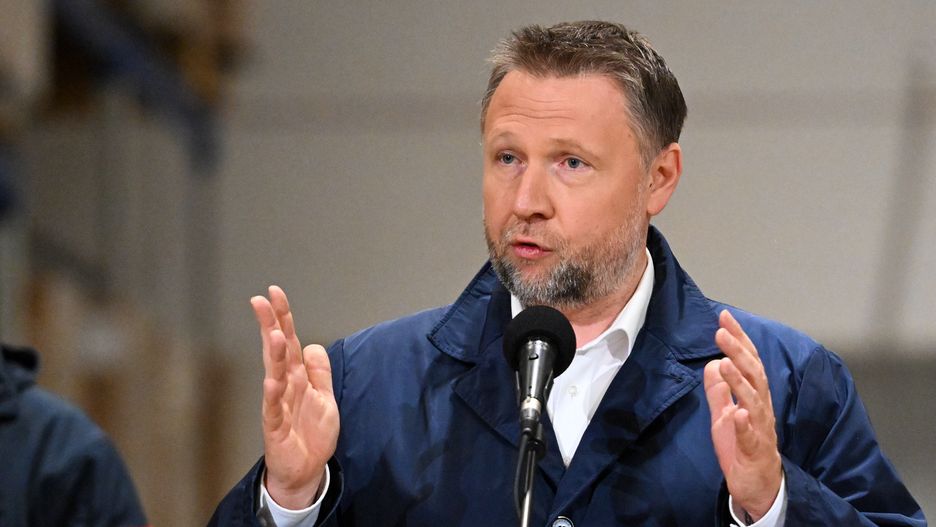 Niemce, 17.10.2025. Minister spraw wewnętrznych i administracji Marcin Kierwiński podczas konferencji prasowej na terenie składnicy Rządowej Agencji Rezerw Strategicznych w miejscowości Niemce, 17 bm. Tematem spotkania była ochrona ludności i obrona cywilna. (sko) PAP/Wojtek Jargiło