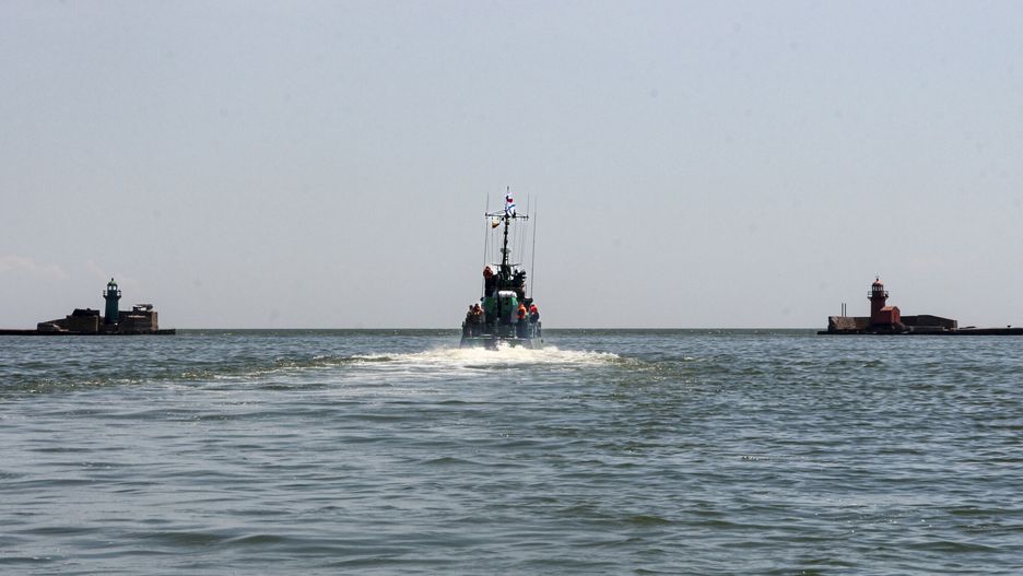 Ukraina - archRussian Navy boat of the Black Sea Fleet patrols an aria of the Mariupol Sea Port in Mariupol, in territory under the government of the Donetsk People's Republic, eastern Ukraine, Monday, May 30, 2022. (AP Photo)AP