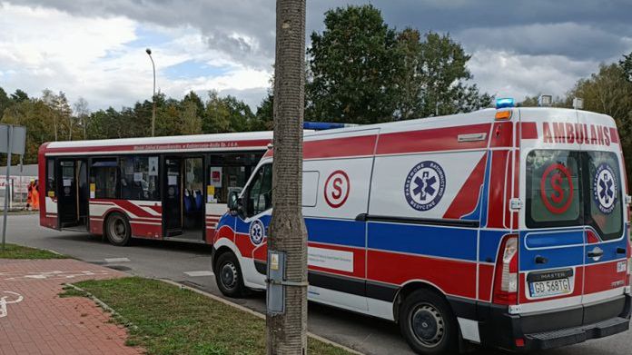 Warszawa. Kierująca autobusem źle się poczuła. Gdy na przystanek przybyli ratownicy i przeprowadzili szybki test na COVID-19, okazał się on pozytywny