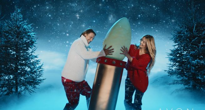Świąteczne całusy od Małgorzaty Rozenek-Majdan i Radosława Majdana w świątecznej kampanii Avon
