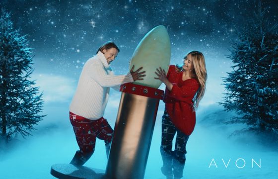 Świąteczne całusy od Małgorzaty Rozenek-Majdan i Radosława Majdana w świątecznej kampanii Avon