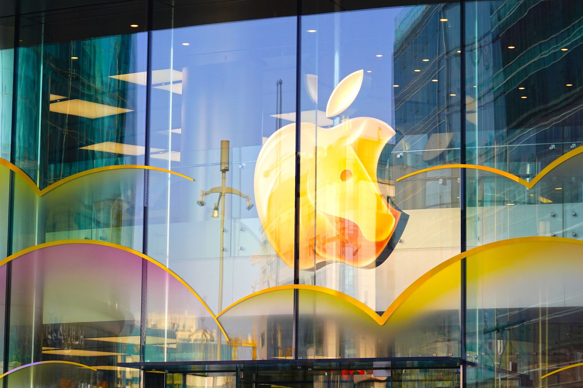 Iran grozi big techom. "Natychmiast opuśćcie miejsca pracy"