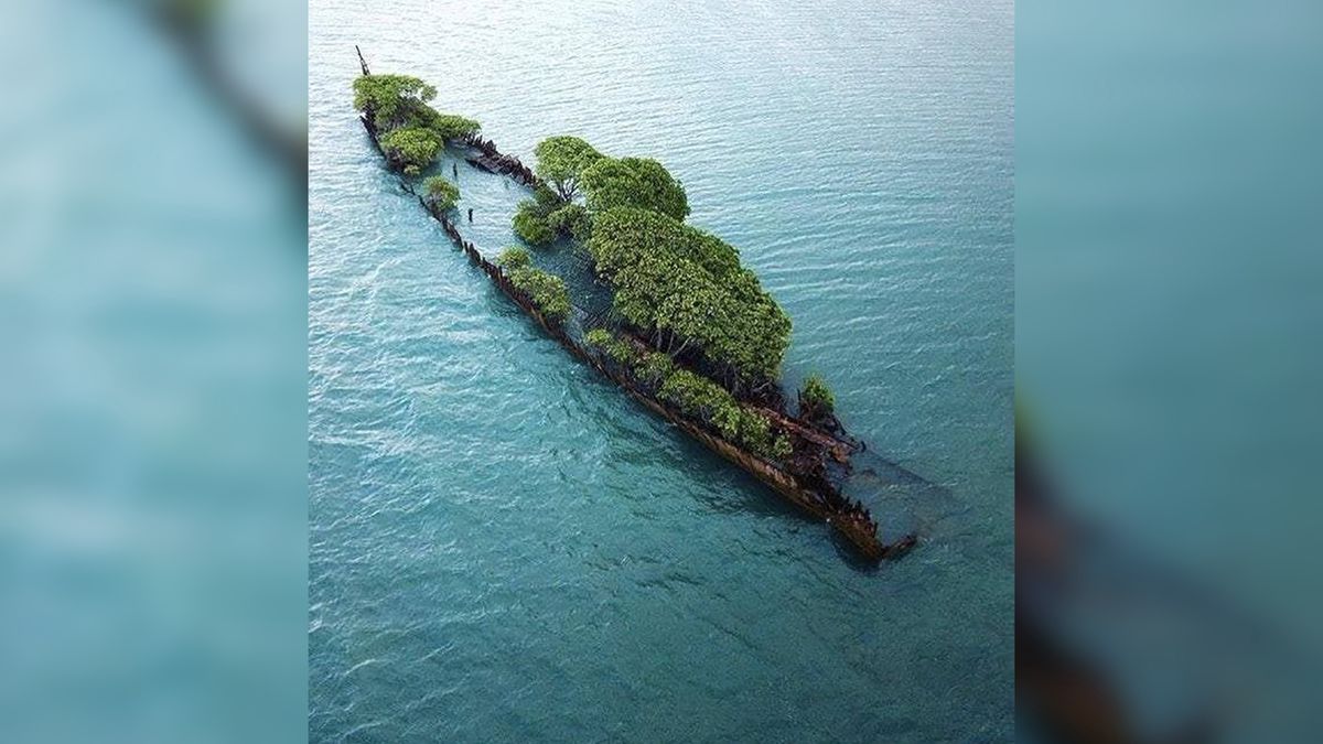 Statek SS City of Adelaide zatonął u wybrzeży Magnetic Island (Australia) w 1942 roku.