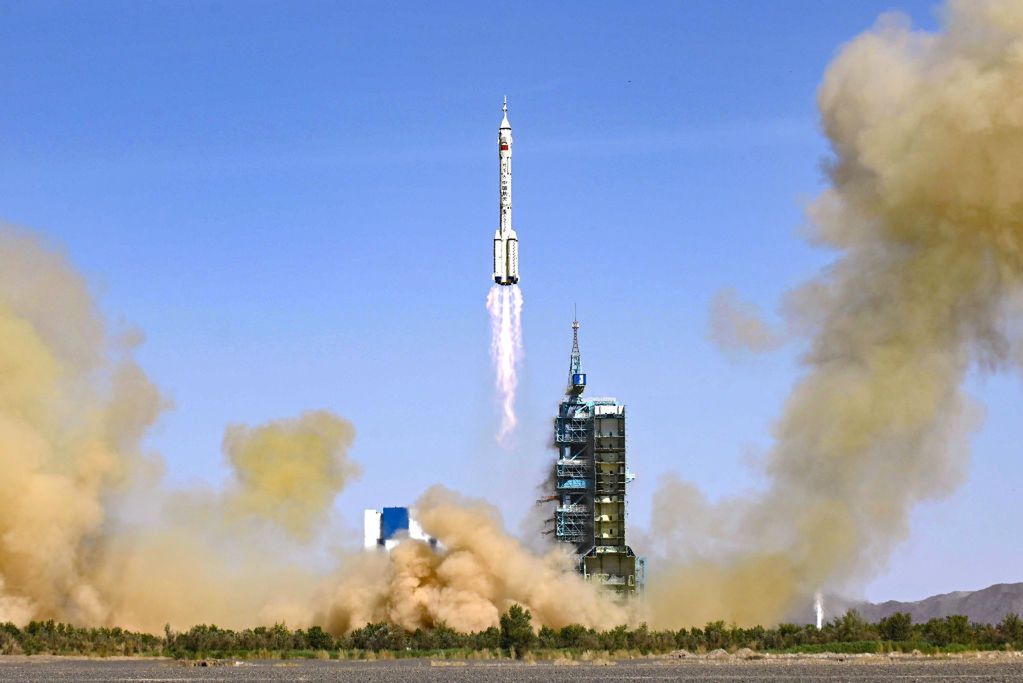 Start rakiety Long March 2F z 5 czerwca.