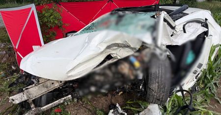 22-latek i 19-latek w Mercedesie. Nie żyją. Tyle zostało z auta