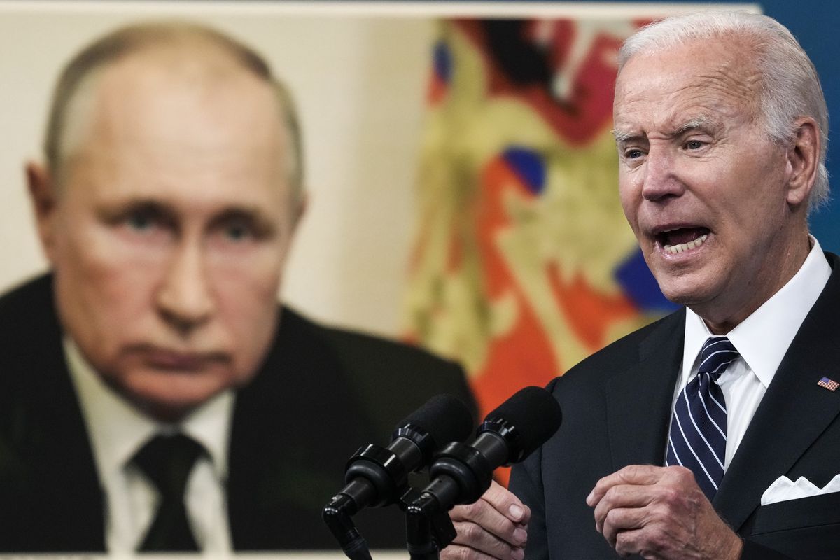 Joe Biden na tle zdjęcia Władimira Putina