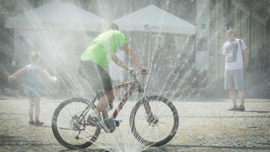 Przy wysokich temperaturach, zwłaszcza powyżej 30 °C, organizm szybko traci wodę i elektrolity, co może prowadzić do odwodnienia