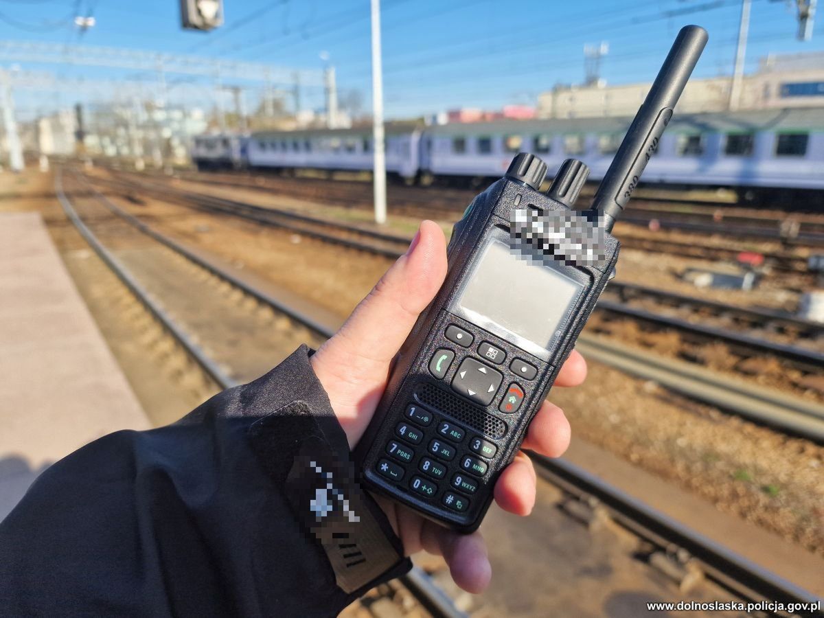 Zatrzymywał pociągi we Wrocławiu. Szokujące, co było w mieszkaniu 57-latka