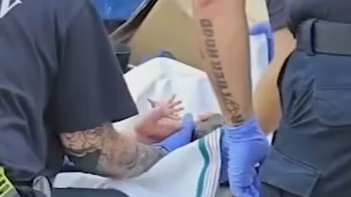 kadr z nagrania TV/ policjanci znaleźli noworodka na śmietniku