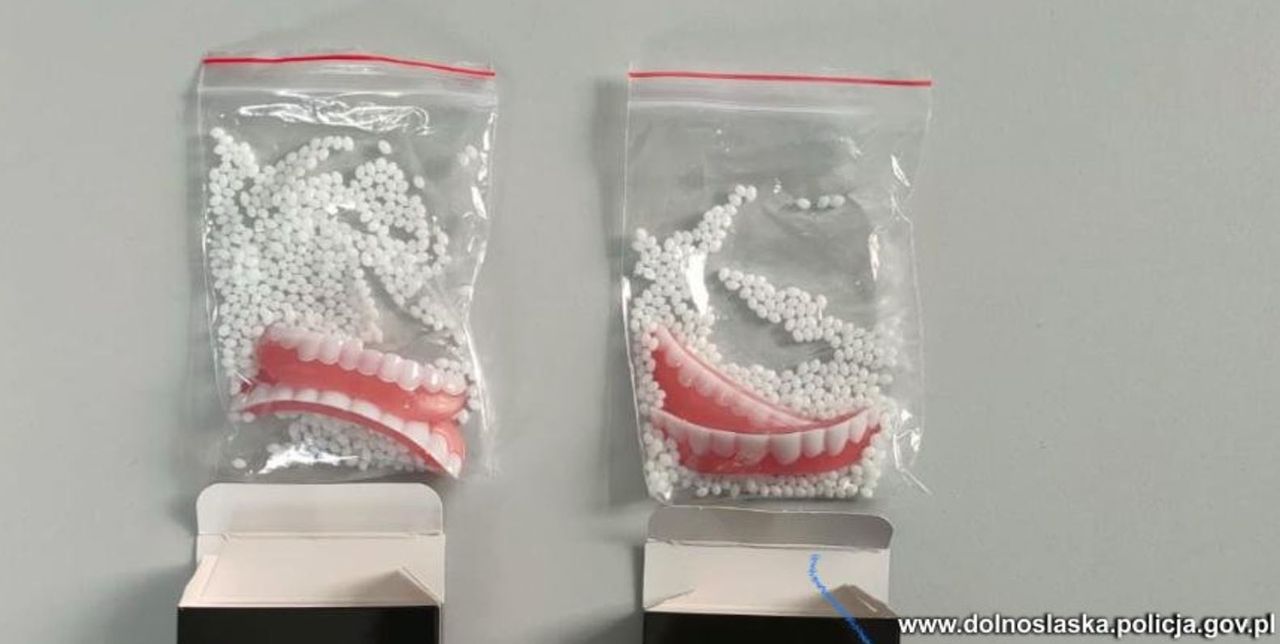 Dolnośląskie: 78-latek zamówił protezy zębowe. Dostał plastikowe zęby