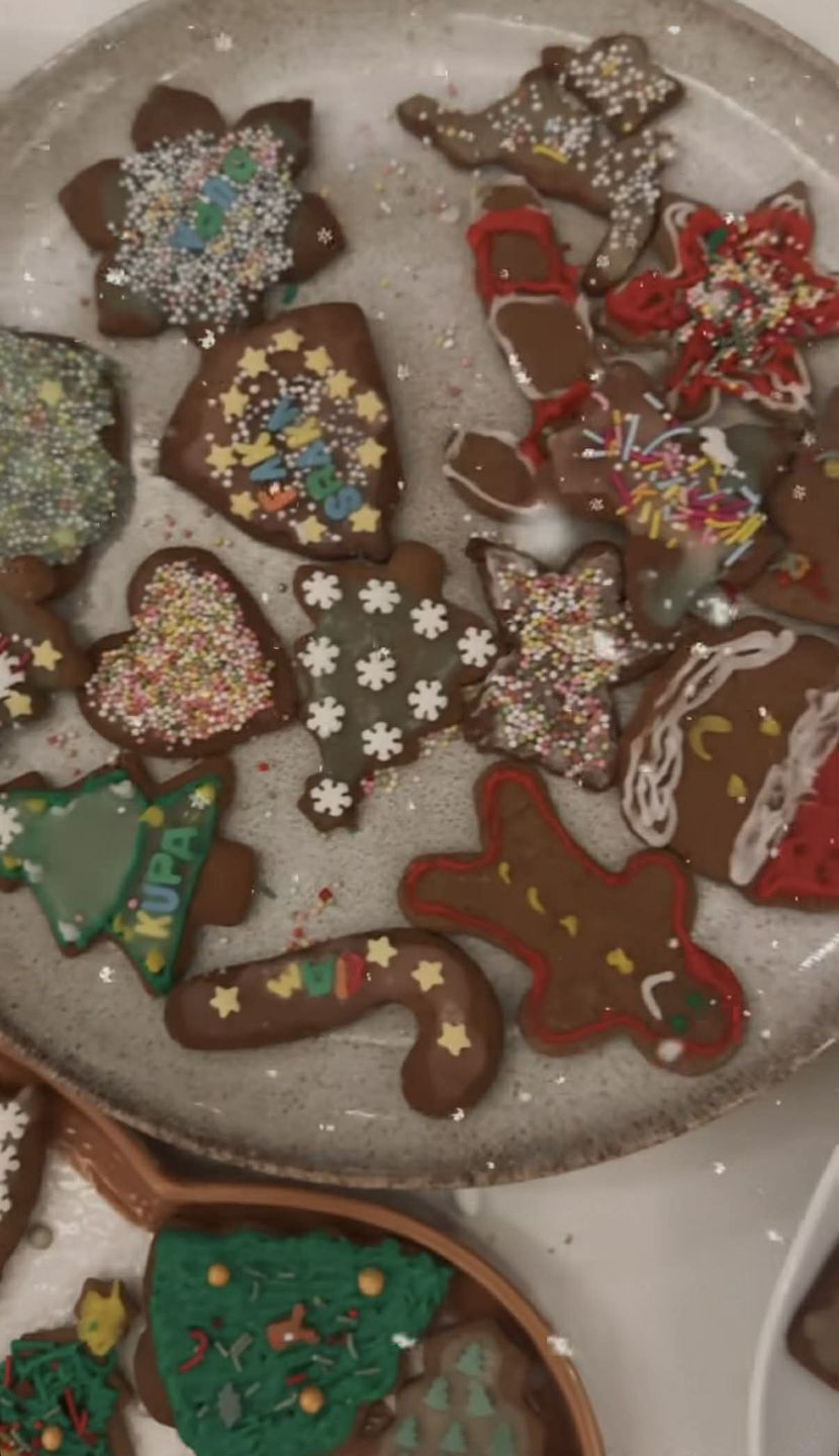 Szczęśni dekorują pierniki