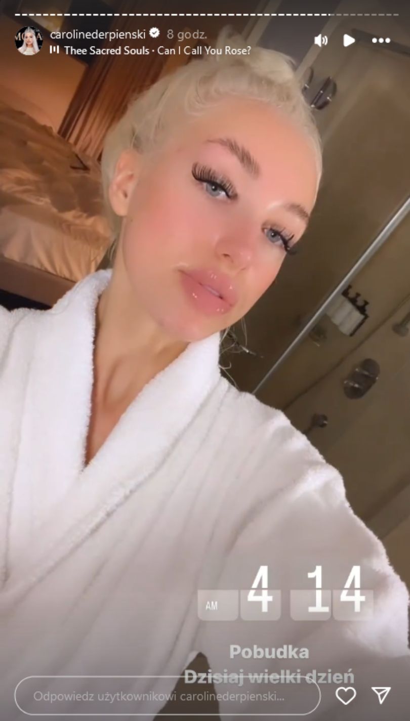 Caroline Derpienski chwali się dodatkami od Versace