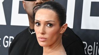 ZAMASKOWANA Bianca Censori kroczy przez lotnisko u boku Kanye Westa. Chcieli być incognito?