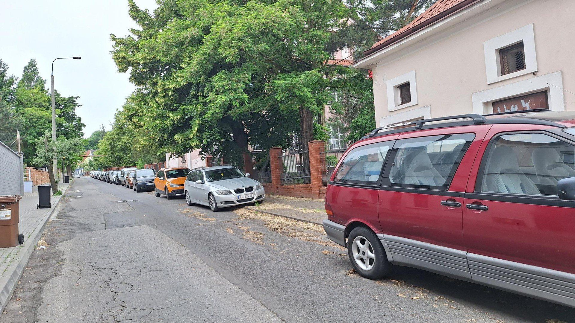 Miejsca parkingowe &#34;kiss &amp; ride&#34; powstaną po lewej stronie jednokierunkowej jezdni.