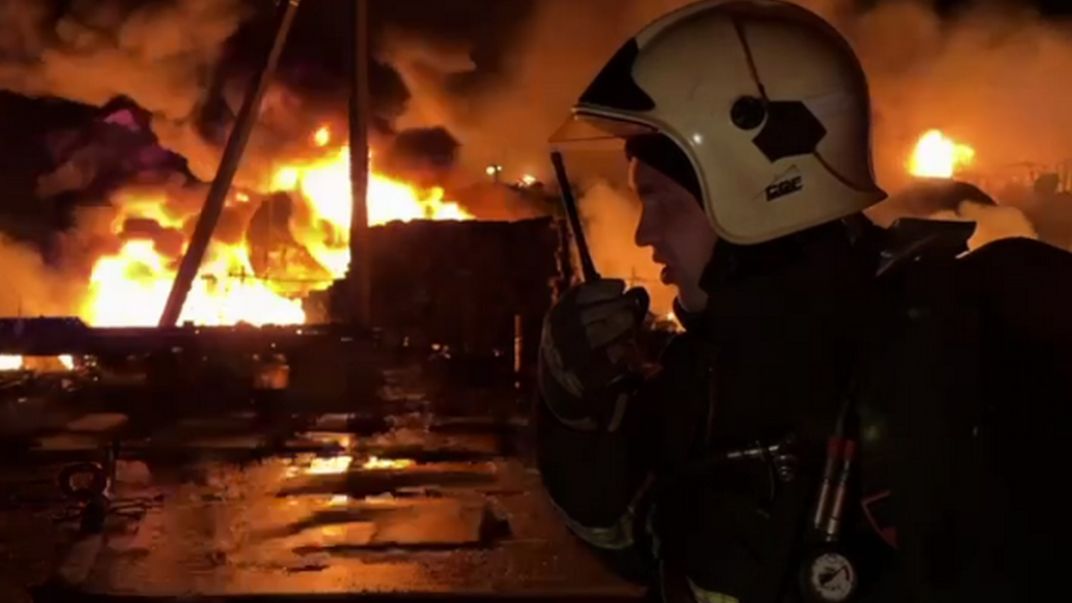 Pożar bazy naftowej w strefie przemysłowej wsi Osentsy