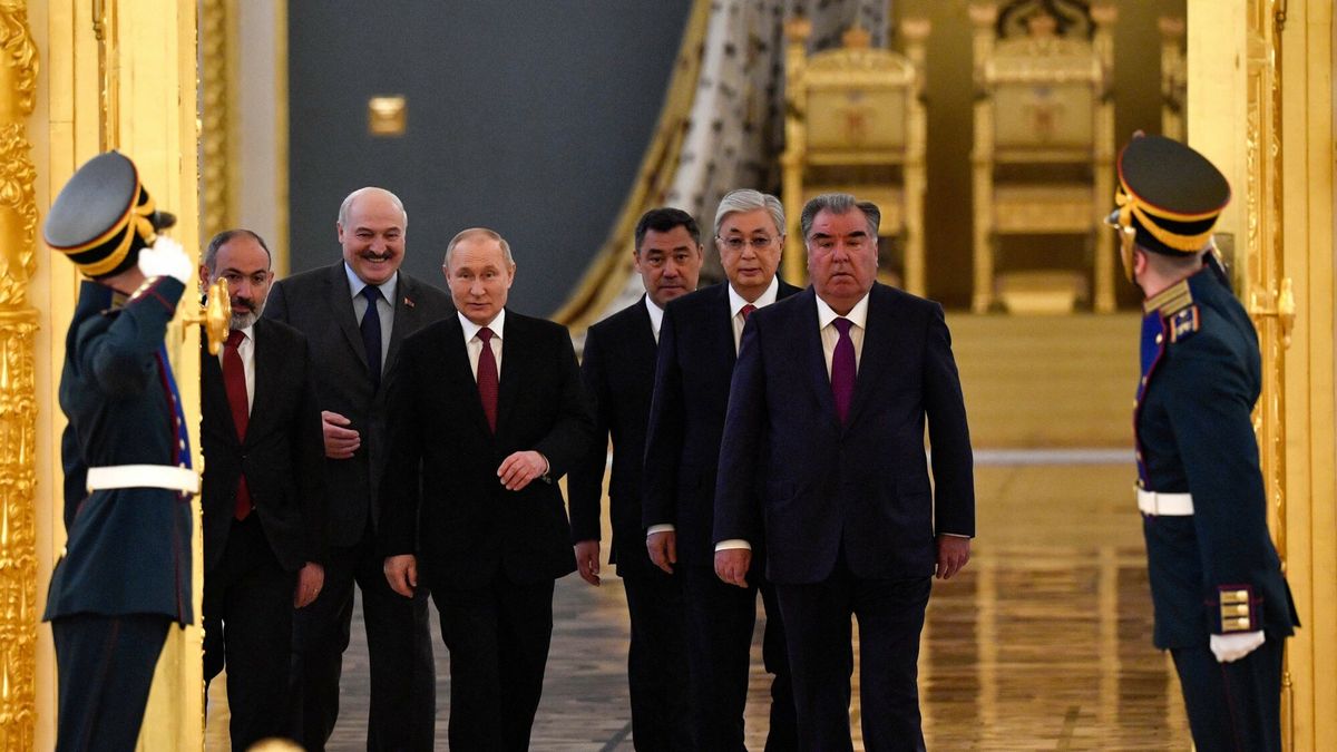 Premier Armenii Nikol Paszynian, prezydent Białorusi Aleksandr Łukaszenka, prezydent Rosji Władimir Putin, prezydent Kirgistanu Sadyr Dżaparow, prezydent Kazachstanu Kasym-Żomart Tokajew i prezydent Tadżykistanu Emomali Rahmon na Kremlu 16 maja 2022 r.