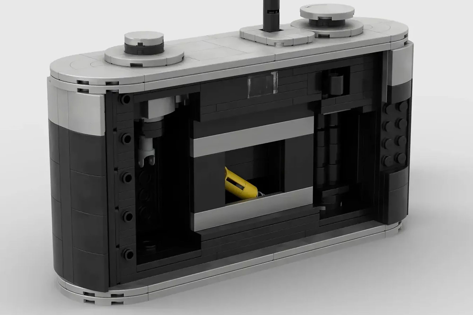 Aparat otworkowy na film 35 mm zrobiony z klocków LEGO.