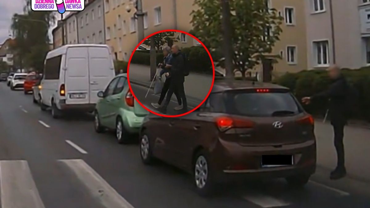 Kobieta przeprowadziła niewidomego mężczyznę.