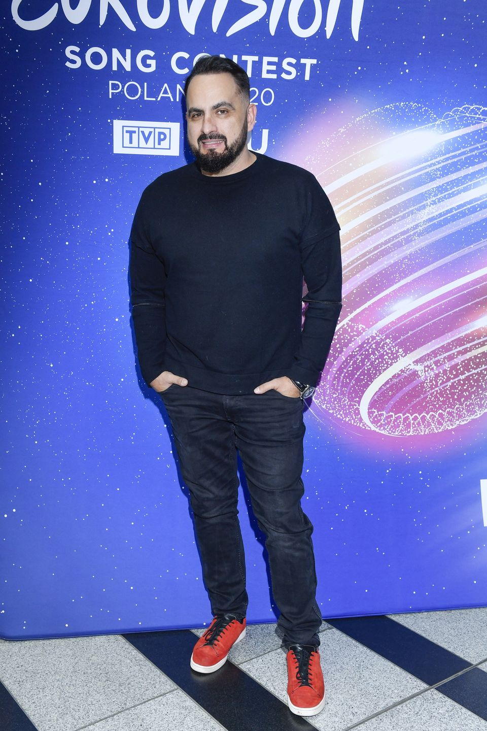broda, buty czerwone, buty sznurowane, Konferencja Junior Eurovision 2020, listopad 2020, spodnie czarne, spodnie jeansowe, sylwetka, Eurowizja Junior, Eurowizja Junior 2020, Agustin Egurrola