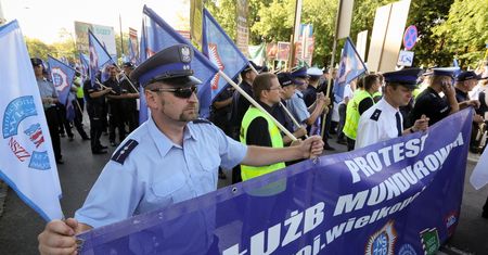Służby mundurowe z niższym zasiłkiem chorobowym?