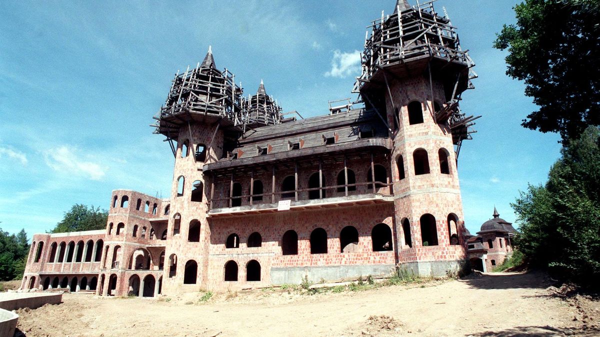 Niedokończona budowla przyciąga turystów