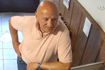 Uchwyciła go kamera na giełdzie samochodowej. Rozpoznajesz tego mężczyznę?