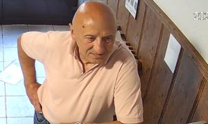 Uchwyciła go kamera na giełdzie samochodowej. Rozpoznajesz tego mężczyznę?