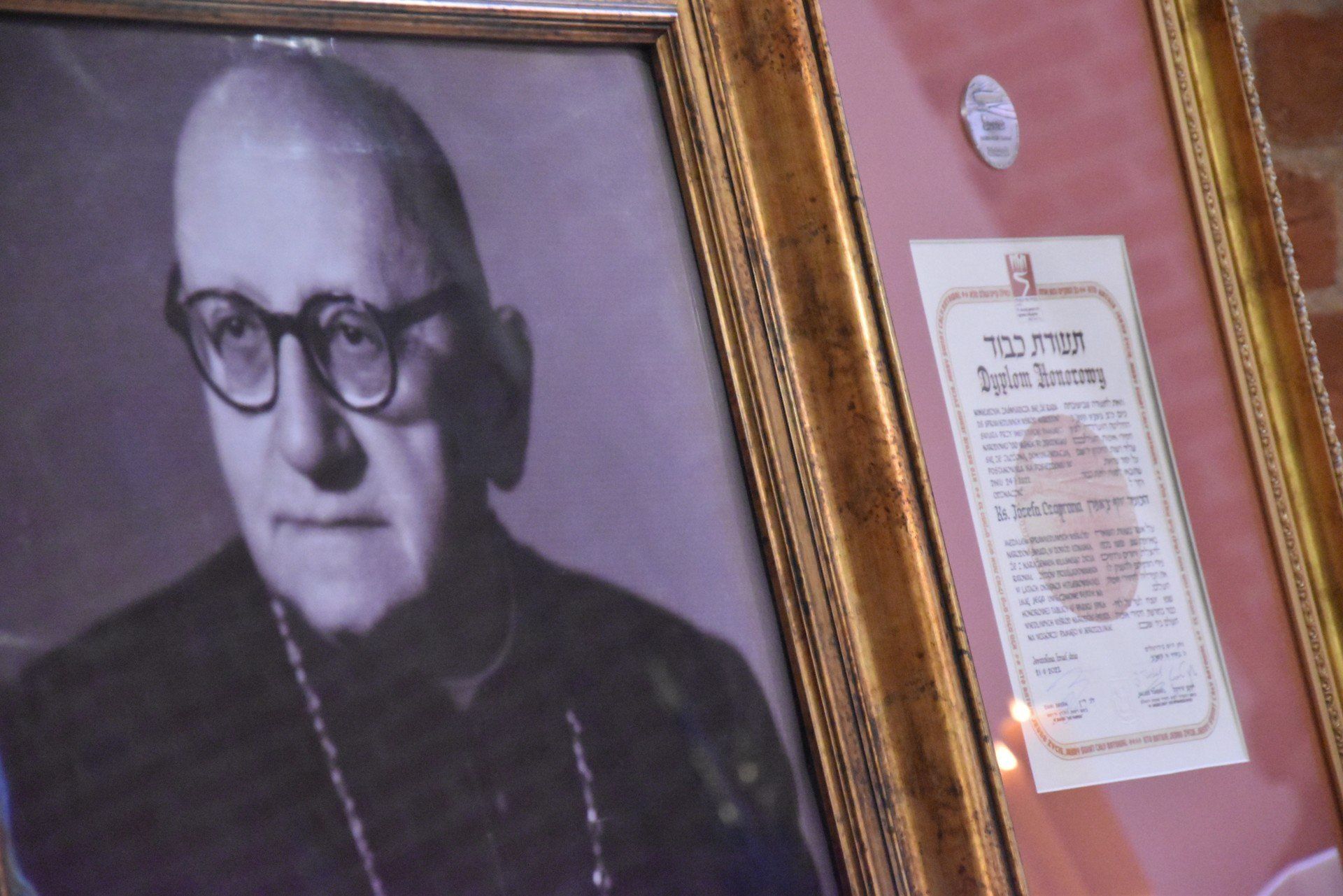 Tablica pamiątkowa zawisła na zewnętrznej części muru katedralnego prezbiterium.