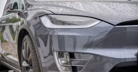 Rozpędzona Tesla na autopilocie zabiła 15-latka. Rodzina podjęła kroki