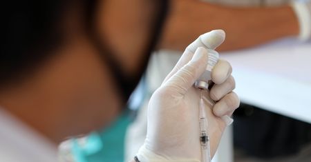 Będzie trzecia dawka szczepionki przeciw COVID-19? Prof. Czauderna: decyzja zapadnie na jesieni
