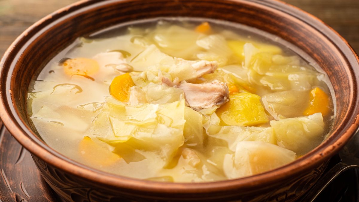 Karpacka zupa z dodatkiem kiszonych ogórków