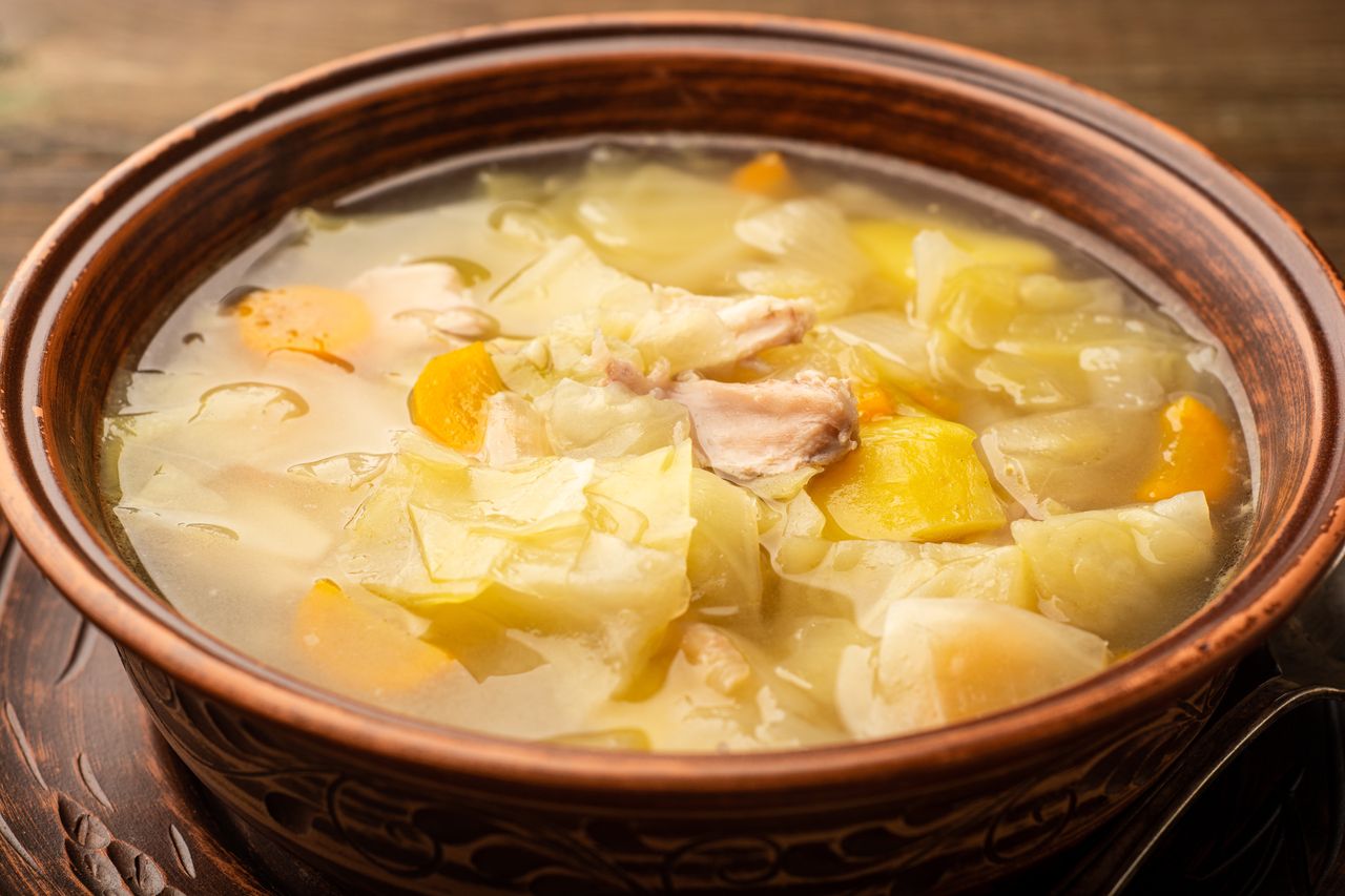 Karpacka zupa z dodatkiem kiszonych ogórków