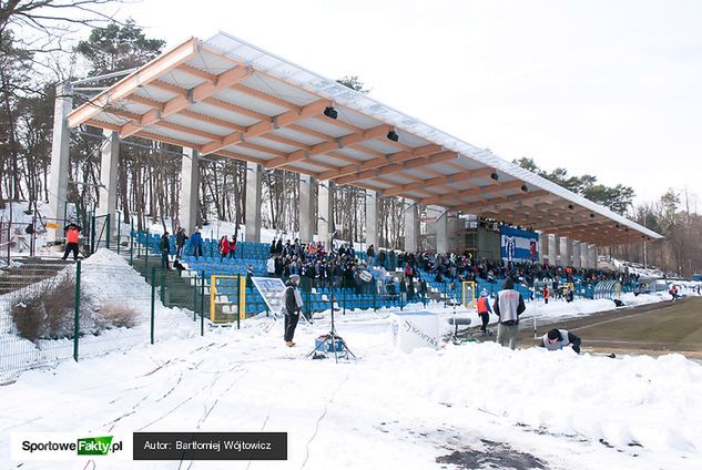 Flota Świnoujście dysponuje ładnym, kameralnym stadionem, ale bez sztucznego oświetlenia