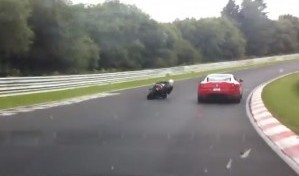 Motocyklista robi przykrość Ferrari 599GTB na Nurburgring