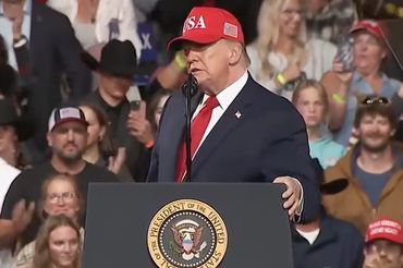 Donald Trump podczas wiecu, fot. kadr z CBS