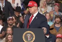 Donald Trump podczas wiecu, fot. kadr z CBS