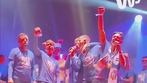 Lech świętował przy szczególnie piosence. Sceny obiegły świat