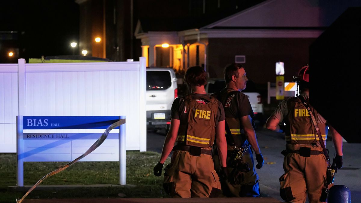 Strzelanina na kampusie uniwersytetu w Elizabeth City
Elizabeth City firefighters are seen staged on Honors Road near the Bias Hall student residence following reports of a gunfire on the Elizabeth City State University campus, early Sunday, April 27, 2025, in Elizabeth City, N.C. (Chris Day/The Daily Advance via AP)
Chris Day