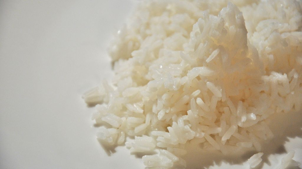 Biały ryż długoziarnisty ugotowany z dodatkiem soli (niewzbogacony)