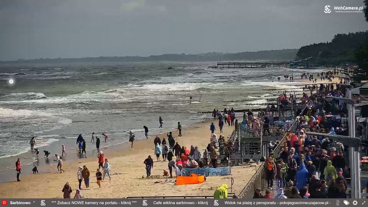 Taki obraz z plaży w Sarbinowie może zaskoczyć nawet najzagorzalszych fanów parawaningu