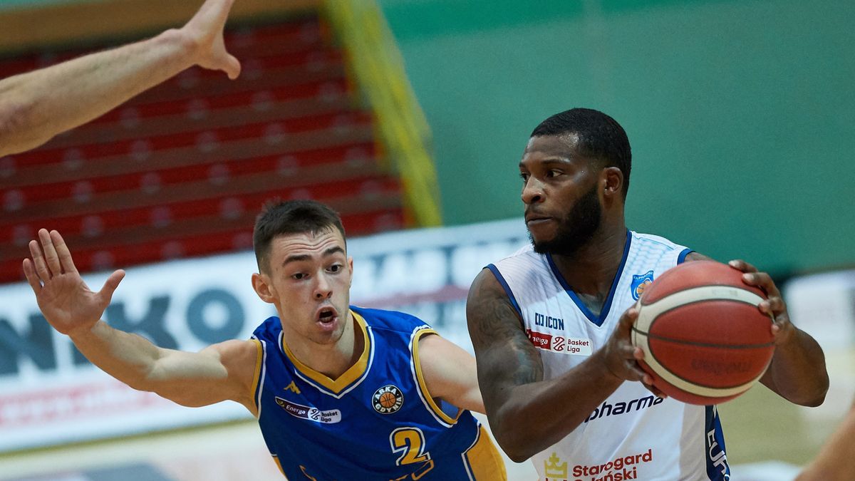 PAP / Adam Warżawa / Na zdjęciu: James Washington (z piłką) i Mateusz Kaszowski