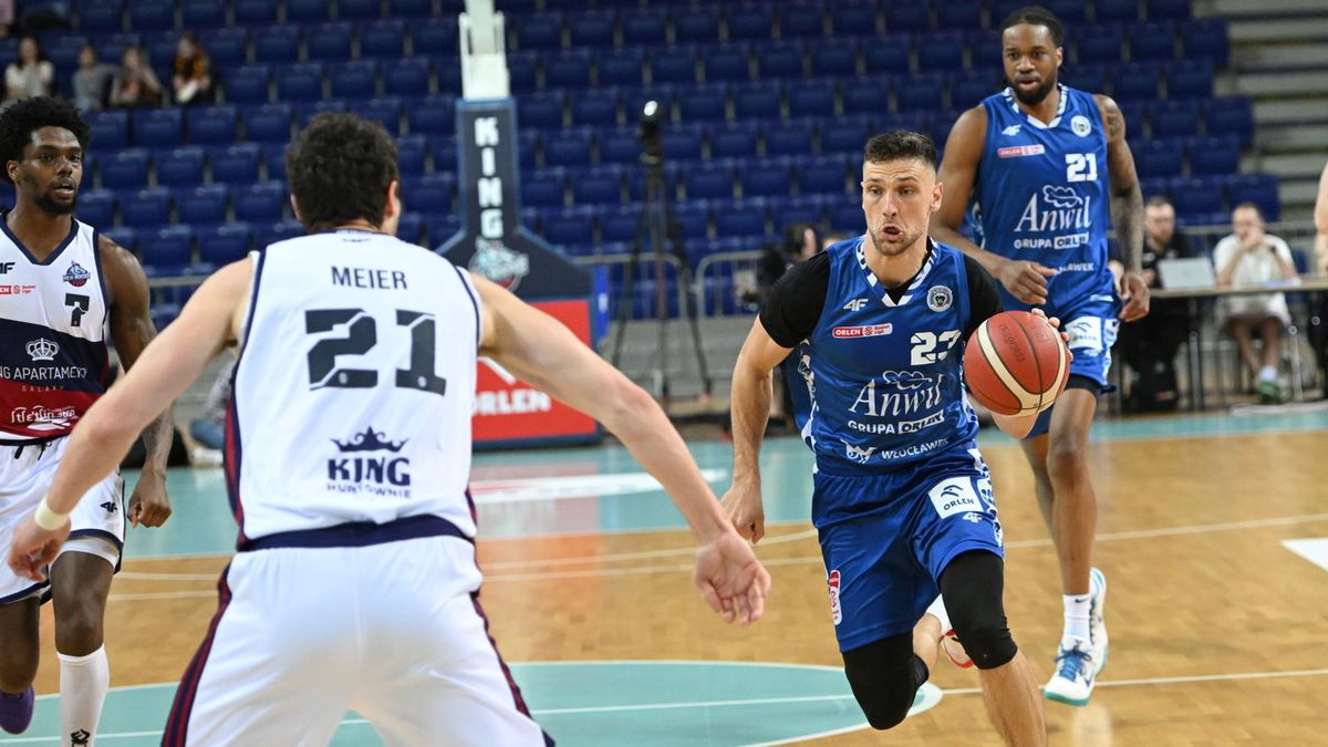 PAP / Marcin Bielecki  / Na zdjęciu: zawodnik Kinga Szczecin Tony Meier (L) i Michał Michalak (P) z Anwilu Włocławek