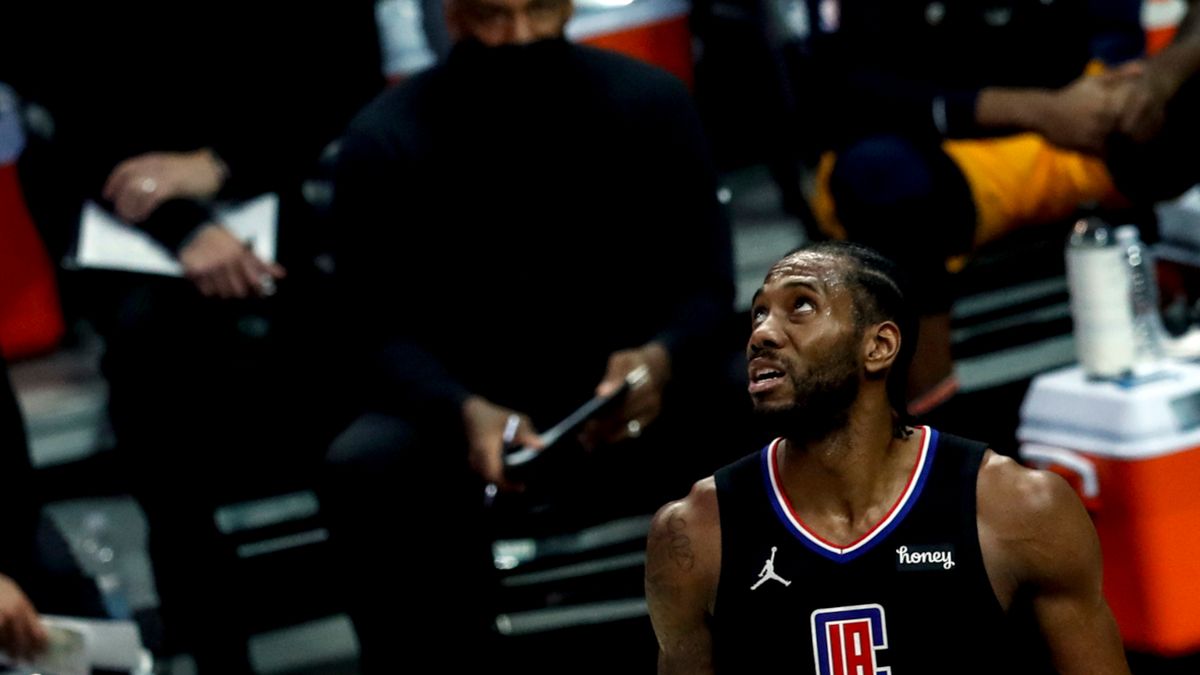 PAP/EPA / ETIENNE LAURENT / Na zdjęciu: Kawhi Leonard